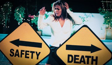 кадр из фильма Очень Страшное Кино